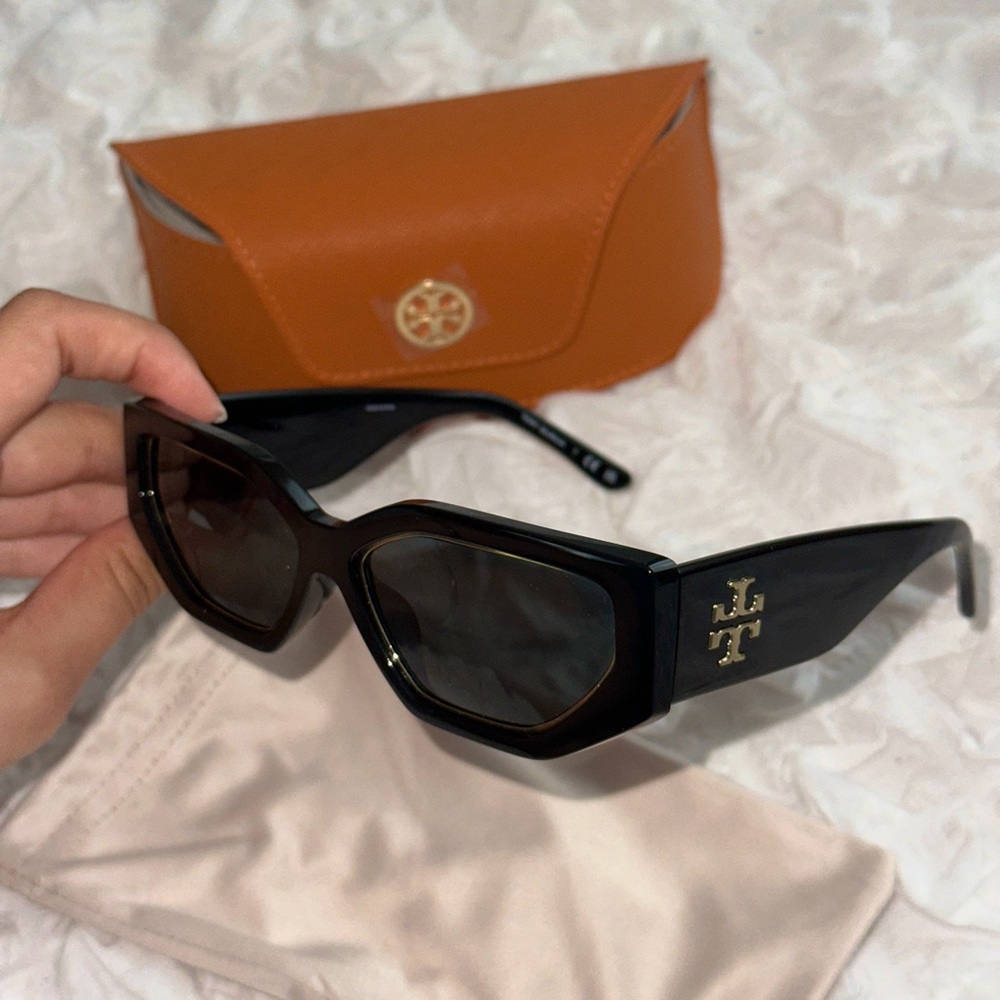 TORY BURCH KIRA GEOMETRIC SUNGLASSES
(Black with gold trim)